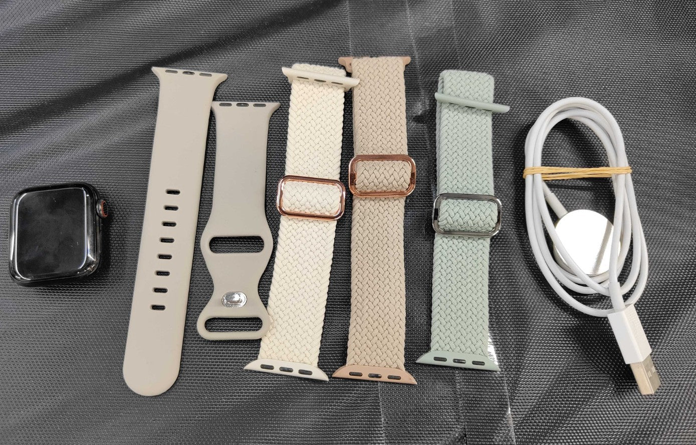 Apple Watch Series 5 40mm GPS Space Gray Aluminum A2156 Battery 70% Charger